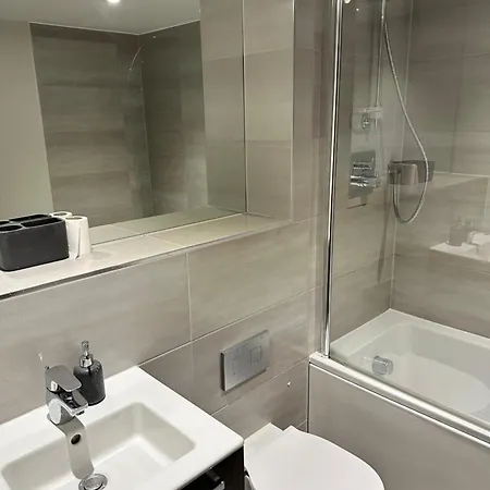 Luxury Modern Apartment *